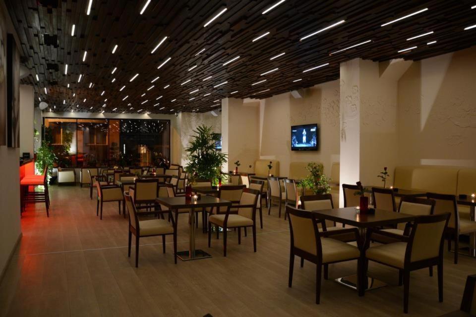 Zenti Plaza Hotel Drobeta Turnu Severin Buitenkant foto